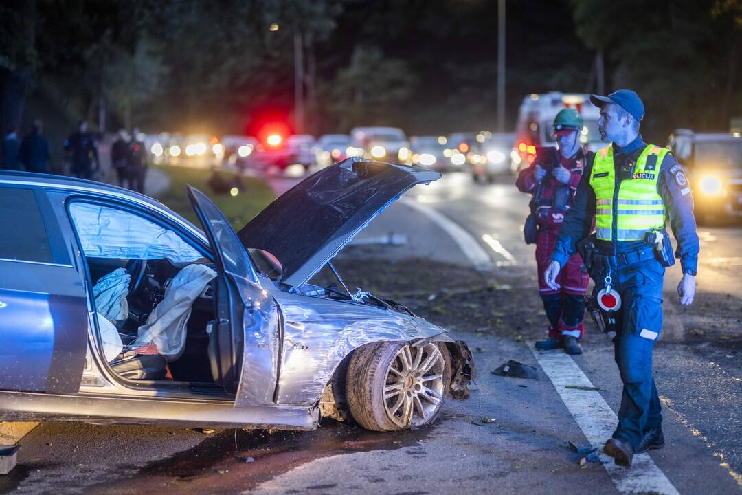 Kelyje į Šilutę dėl avarijos stringa eismas 