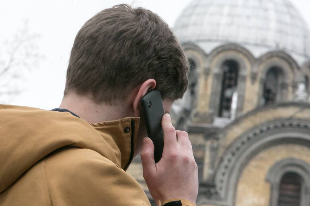 Telefoniniams sukčiams jau tarnauja ir dirbtinis intelektas: keičia ne tik balsus, bet ir veidus