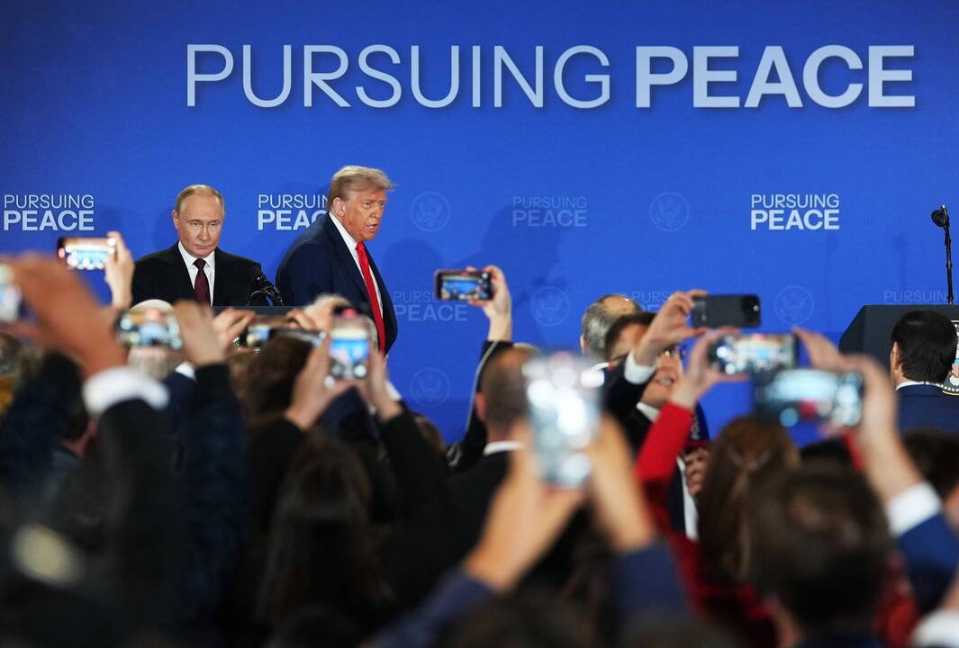 Aliaskoje neužtikrinęs paliaubų, Donaldas Trumpas siekia JAV, Rusijos ir Ukrainos vadovų susitikimo 