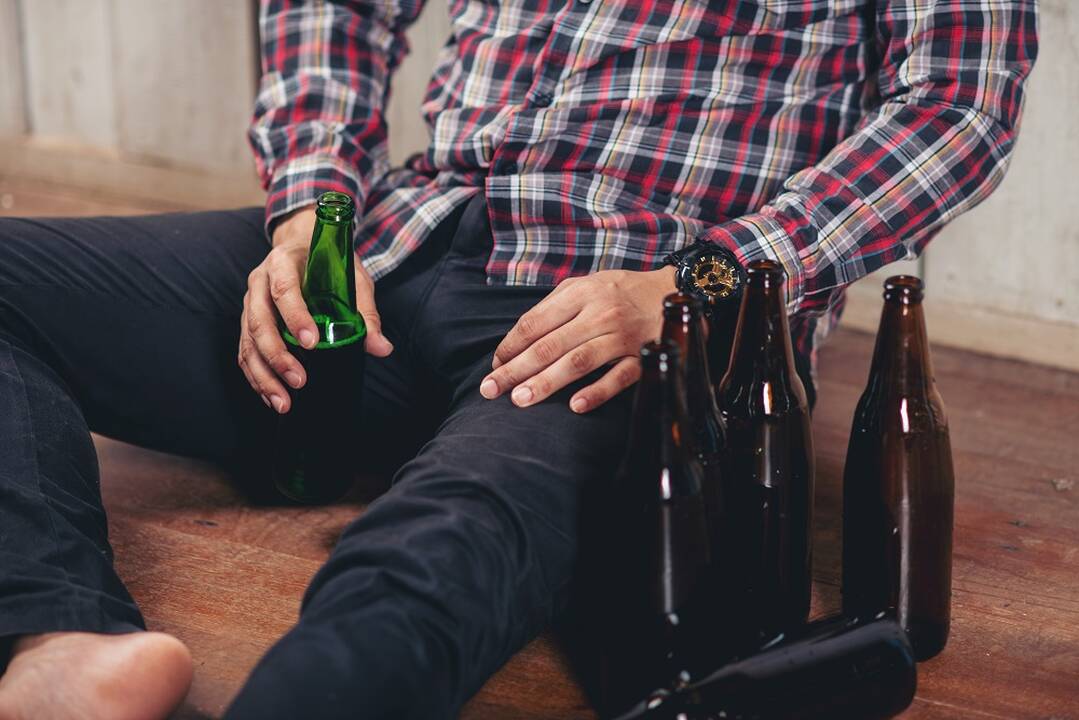 Naktį vyras įsilaužė į parduotuvę ir ėmė ten girtauti