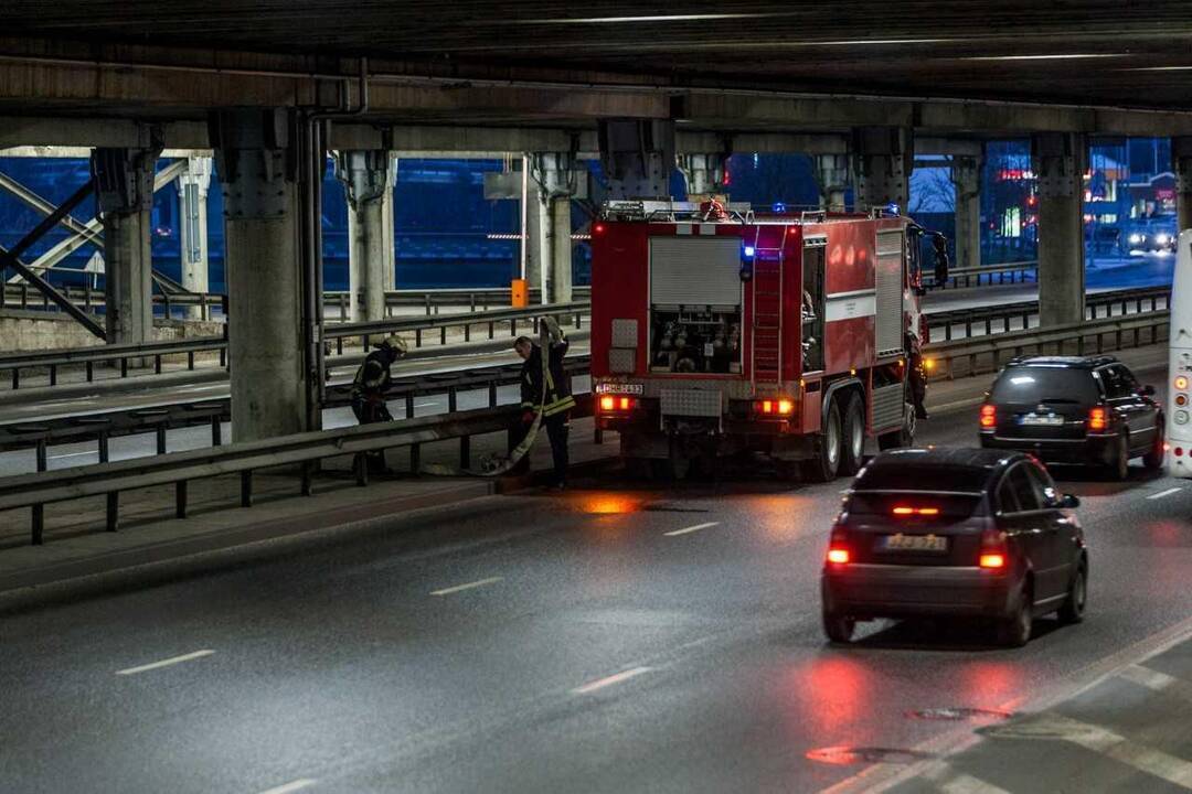 Į „Akropolį“ lėkė tarnybos – sprogo „Toyota Prius“ elektros baterija