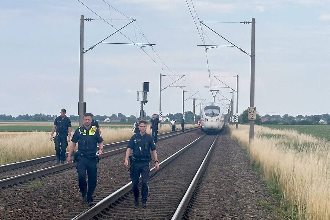 Prieš geležinkelį Bavarijoje spėjamai surengtas išpuolis: perkirsti kabeliai