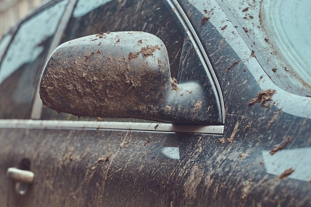 Alytuje pamazgomis apipiltas ir akmenimis apmėtytas moters automobilis