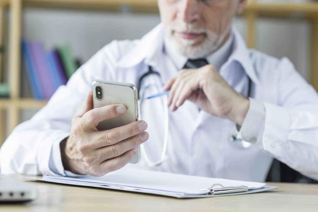 Siūlo leisti medikams telefonu konsultuoti pacientus iš nuotolinės darbo vietos