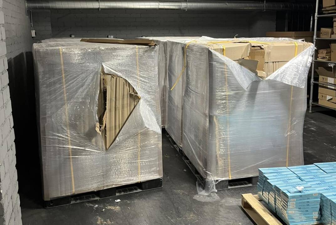 Vilniaus oro uoste muitininkai aptiko 2,5 mln. eurų vertės cigarečių kontrabandą