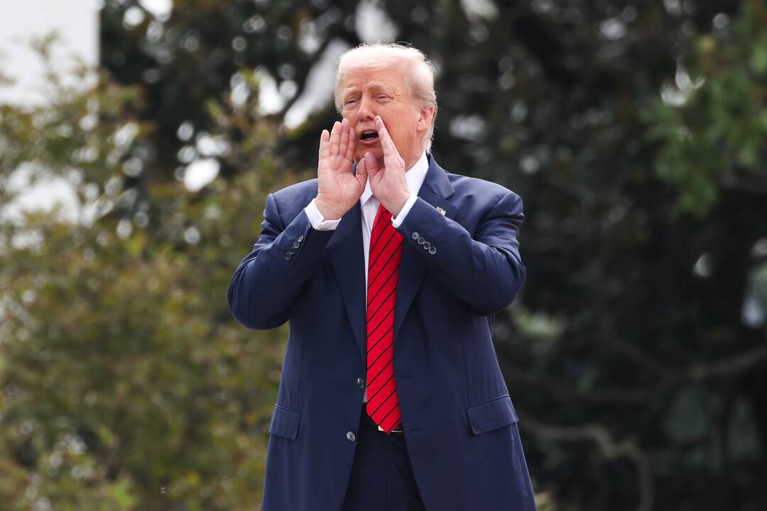Trumpas patvirtino papildomą 25 procentų muitą Indijai