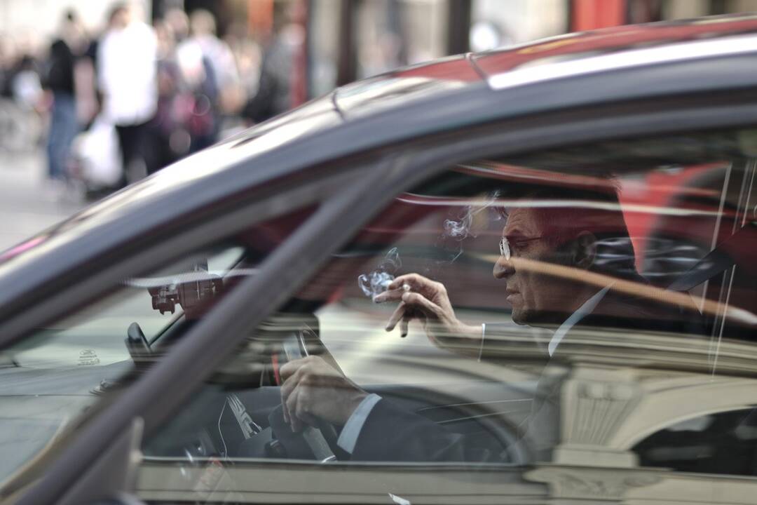 Italija įveda ypatingai griežtas bausmes šiukšlinantiems rūkaliams