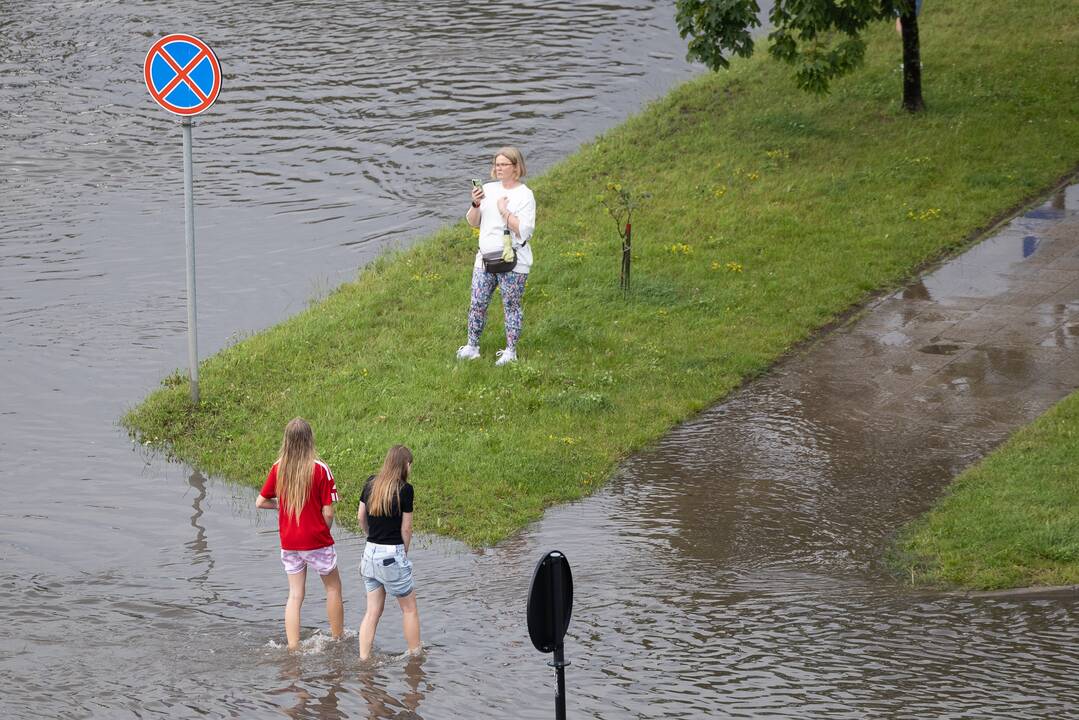 Lietuviškos vasaros paradoksas: kaip gyventojai prisijaukina permainingus orus? 
