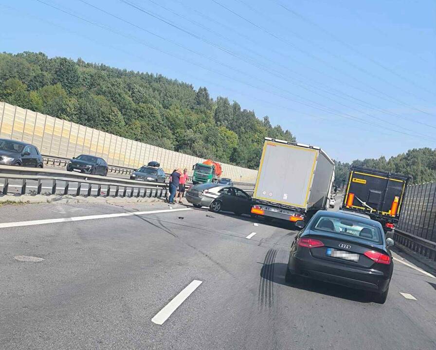 Vakariniame aplinkkelyje stringo eismas: gatvės nepasidalijo vilkikas ir „Nissan“