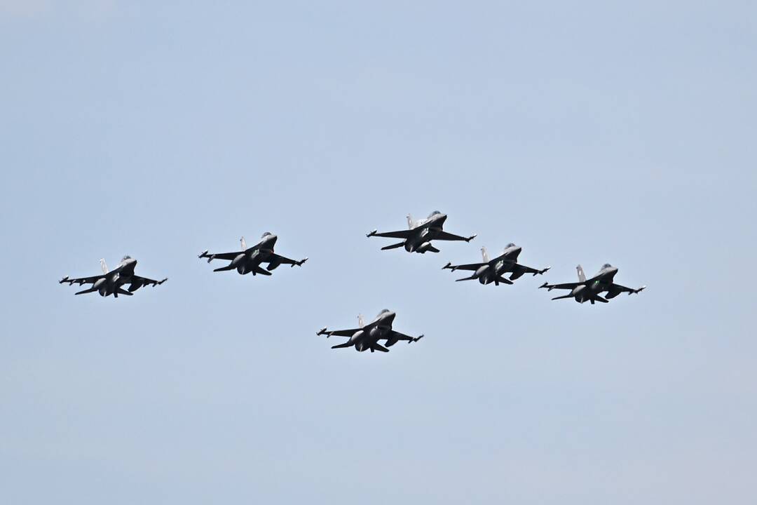 Lenkija pasirašė milijardinės vertės sutartį F-16 naikintuvų parkui modernizuoti