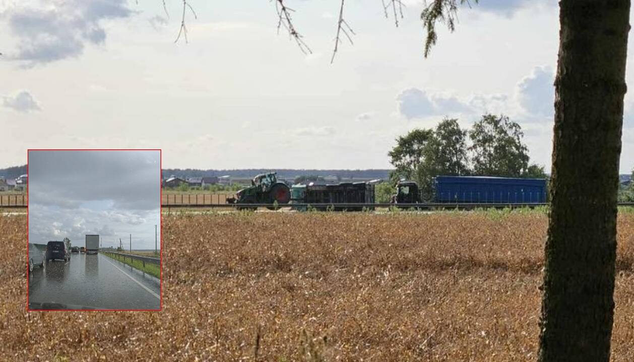 „Via Baltica“ kelyje apvirto traktorius su grūdų priekaba: uždarytas eismas