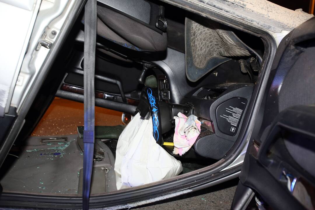 Šalikelėje – apsivertęs automobilis: policija aiškinasi, kuris iš girtų vyrų jį vairavo