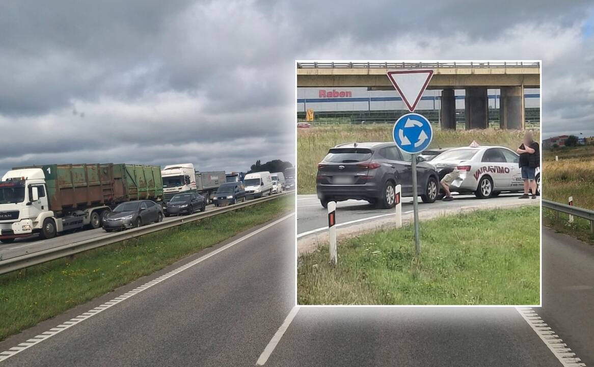 Jakų žiede susidūrė du automobiliai