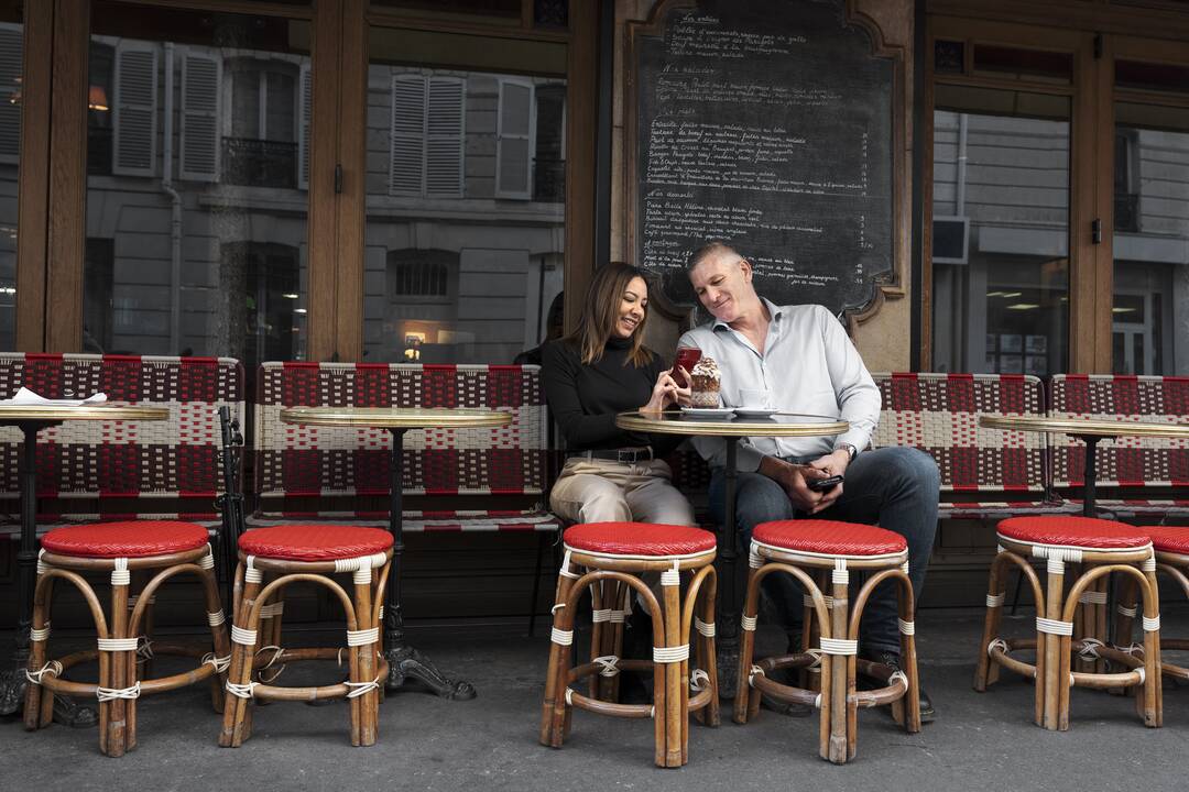 Paryžiaus restoranuose melas liejasi laisvai
