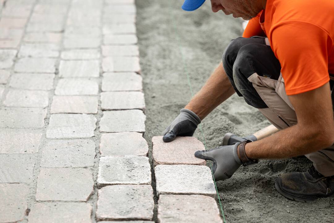 Darbai: rangovai nuardė dalį akmeninio grindinio, kad būtų geriau sutvarkytos siūlės. 