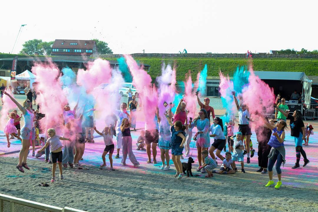Akcentas: spalvingoji treniruotė „The Color Run Zumba“ pritraukė daug aktyvių klaipėdiečių.