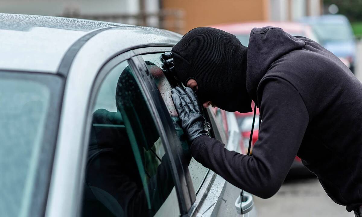 Neapdairumas: viena dažniausių klaidų – automobilyje paliktas registracijos liudijimas. 