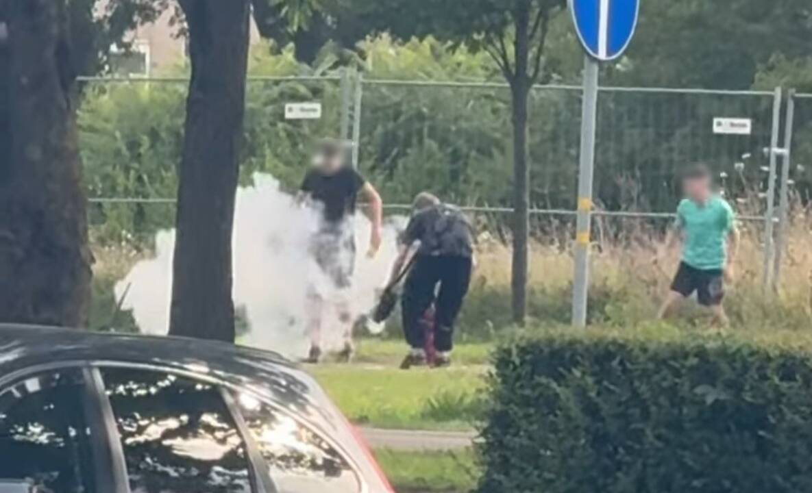 Nuostaba: paaugliai susigalvojo naują pramogą – viešoje vietoje siautė iš gesintuvo į orą purkšdami jo turinį.