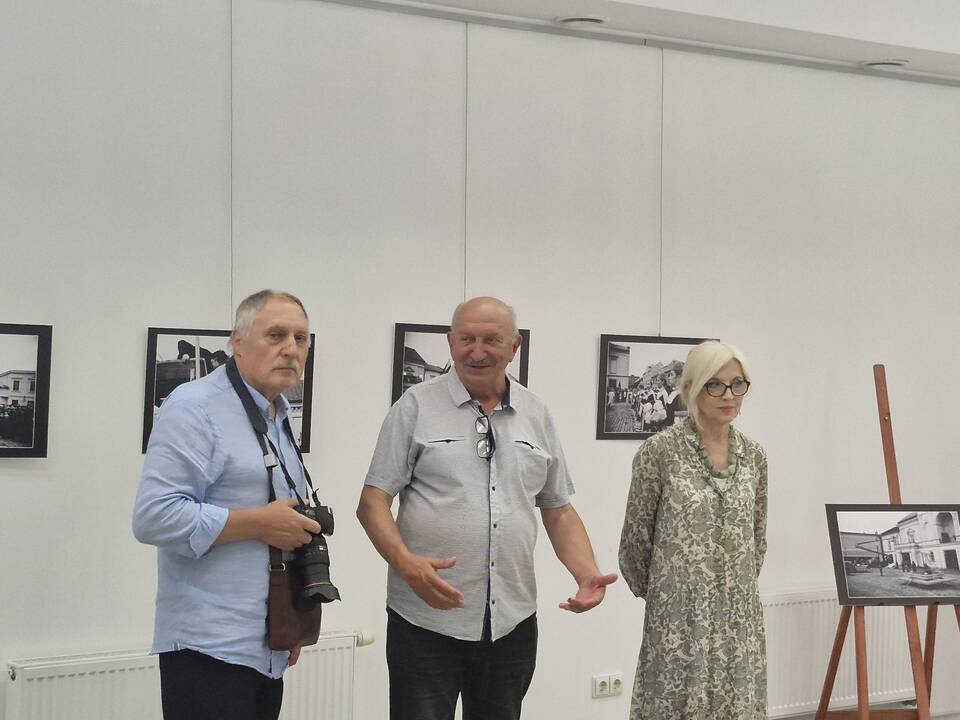 Renginys: S. Jokužio (centre) fotomemuarų parodos atidaryme įžanginį žodį tarė buvęs dienraščio „Klaipėda“ vadovas A. Stanevičius bei I. Kanto bibliotekos Meno skyriaus vadovė Birutė Skaisgirienė.