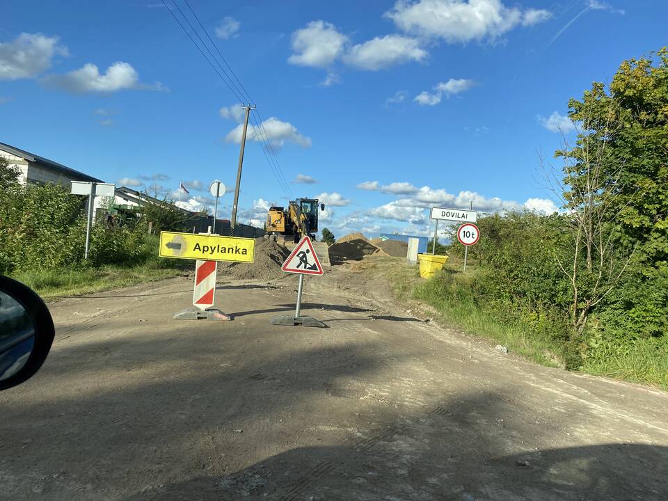 Remontas: Doviluose prasidėjo Kulių gatvės asfaltavimo darbai, gatvę žadama rekonstruoti iki gruodžio vidurio.