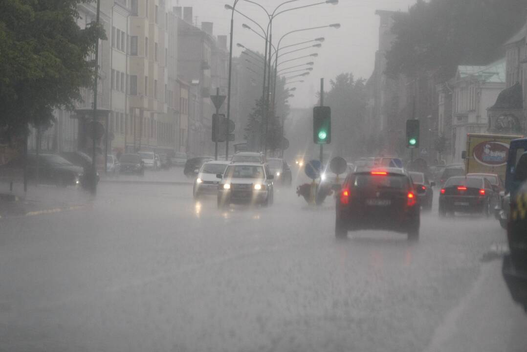 Pasekmės: audros, perkūnas ir kiti gamtos reiškiniai šiuo metu daug kam sukelia baisių asociacijų.