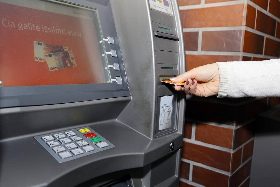 Bankomatas „prarijo“ kortelę? Štai keli patarimai, ką daryti