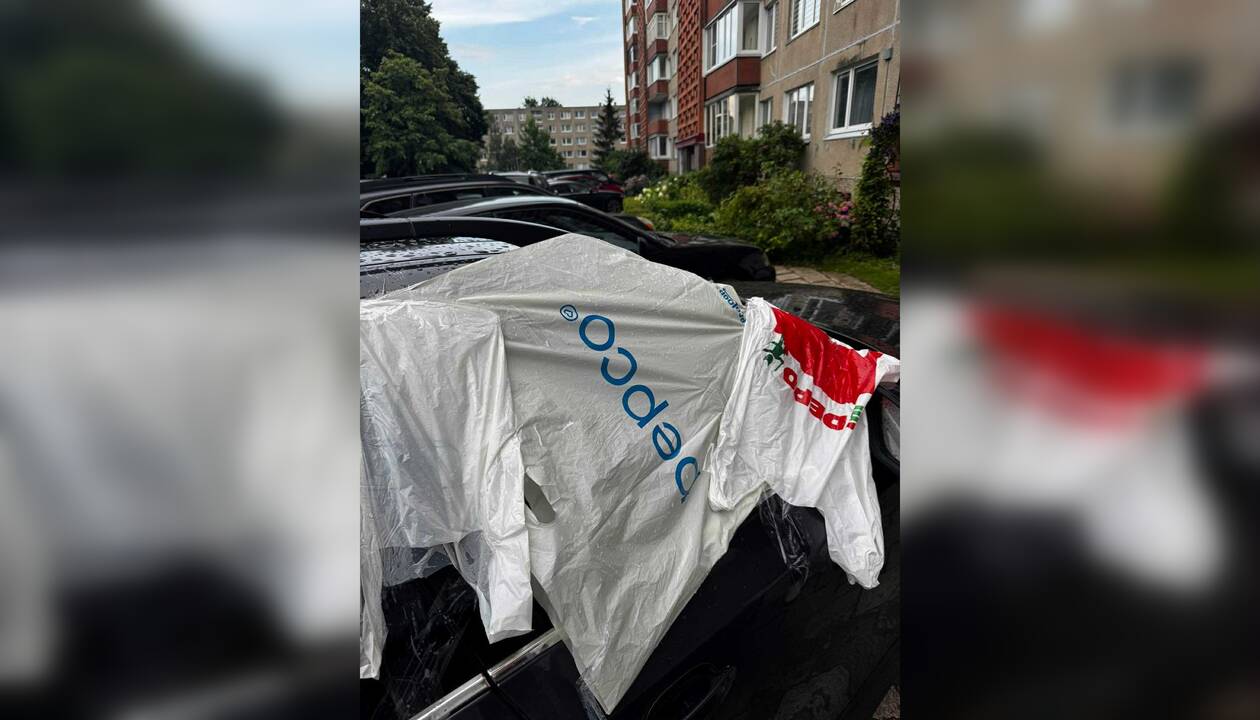 Padėka: klaipėdiečiai dėkojo jų mašiną per liūtį išgelbėjusiam kaimynui.