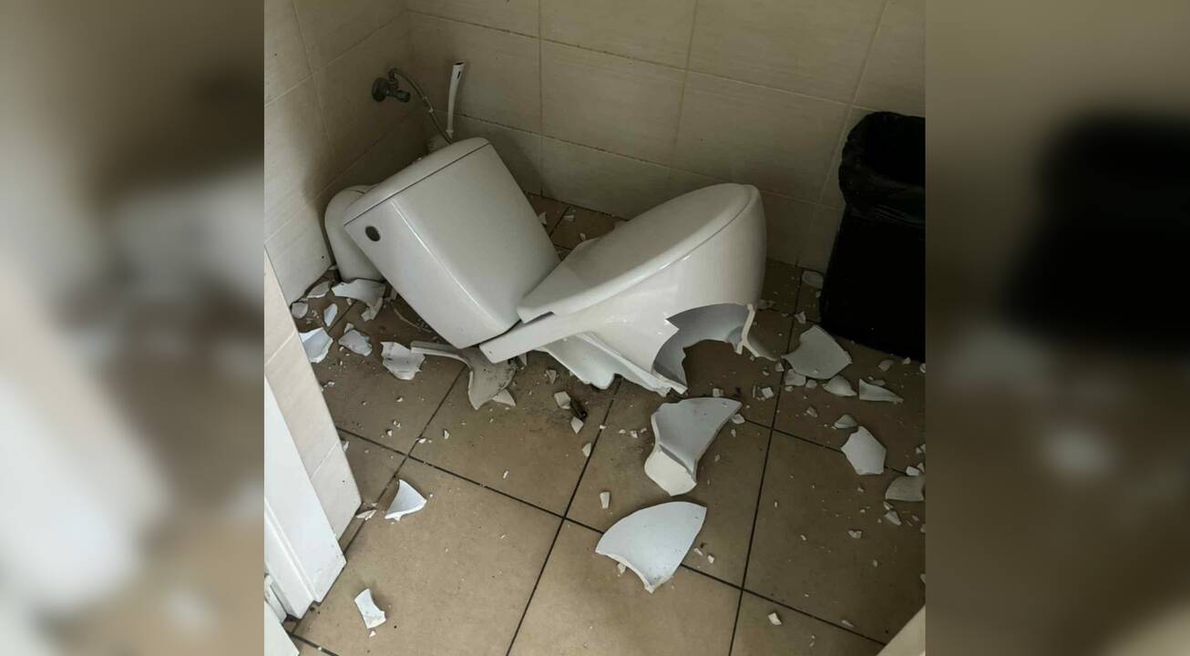 Nemalonu: apgadintą tualetą pastebėjo paplūdimiuose dirbę gelbėtojai.