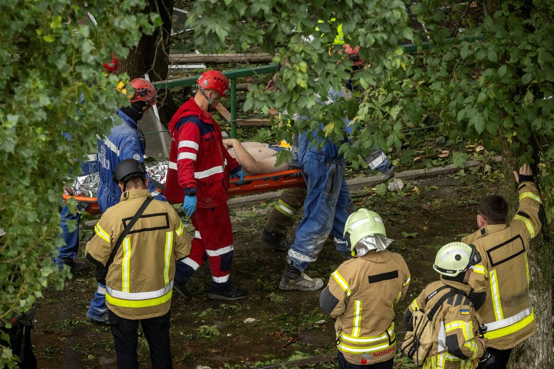 Po Rusijos atakos Kyjive baigėsi gelbėjimo darbai, žuvusiųjų – 31