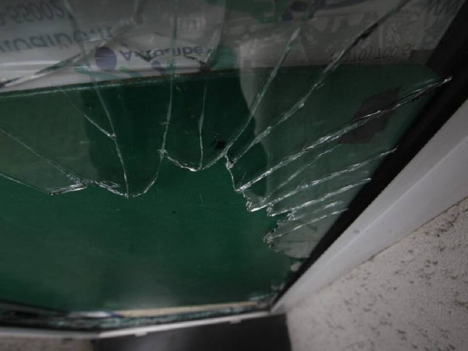 Neblaivus vyras išdaužė Jonavos policijos komisariato kabineto langą