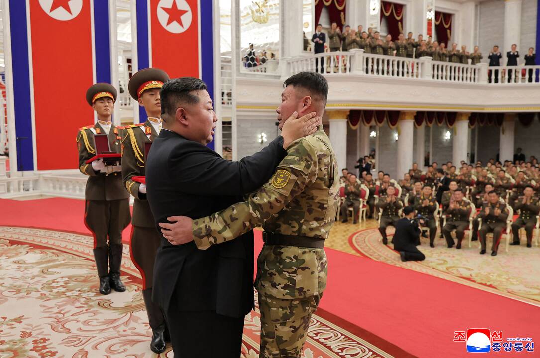 Kim Jong Unas apdovanojo prieš Ukrainą kovojusius kareivius