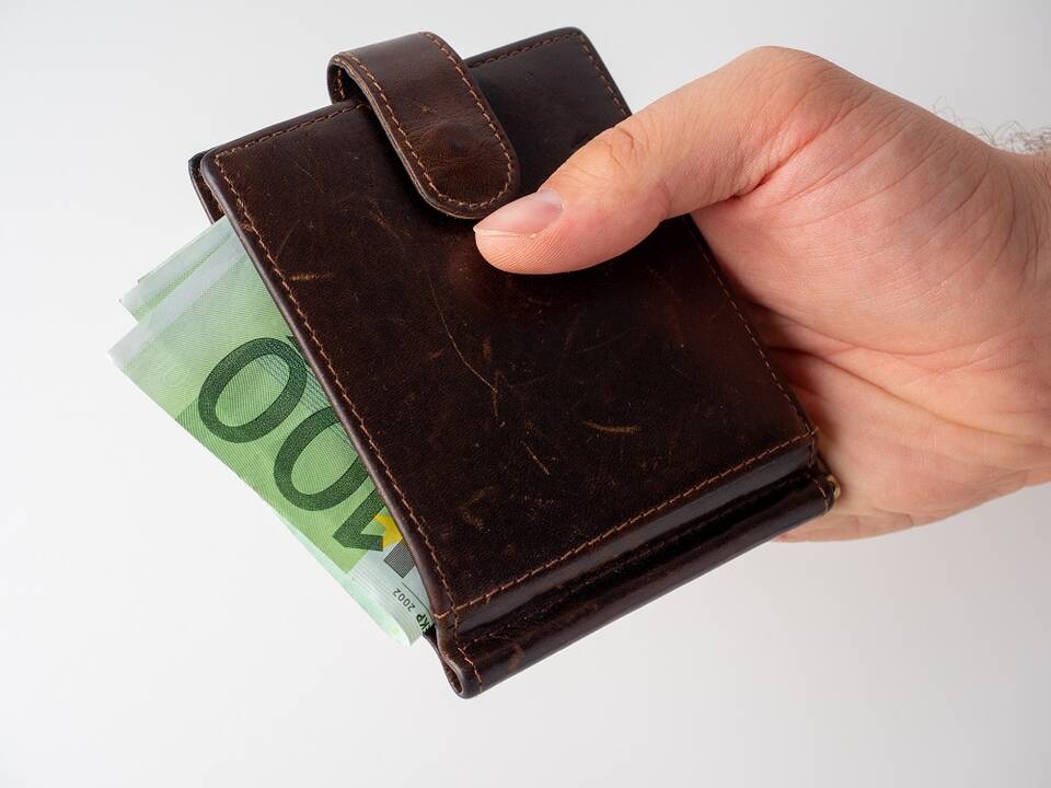 Paaiškėjo, kodėl žmonės uždirba daugiau