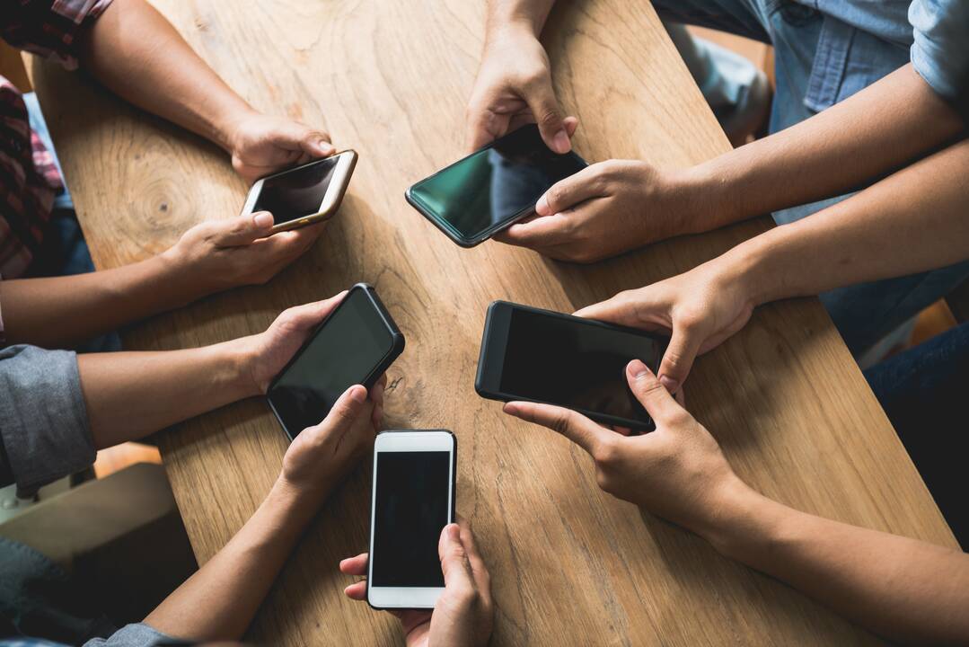 Psichologė įspėja tėvus: šiuolaikinės technologijos skurdina vaikų žodyną ir bendravimą 