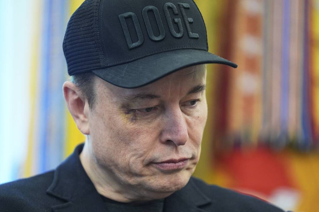 Muskas grasina „Apple“ teismu, šiai neįtraukus „X“ ir „Grok“ tarp populiariausių programėlių