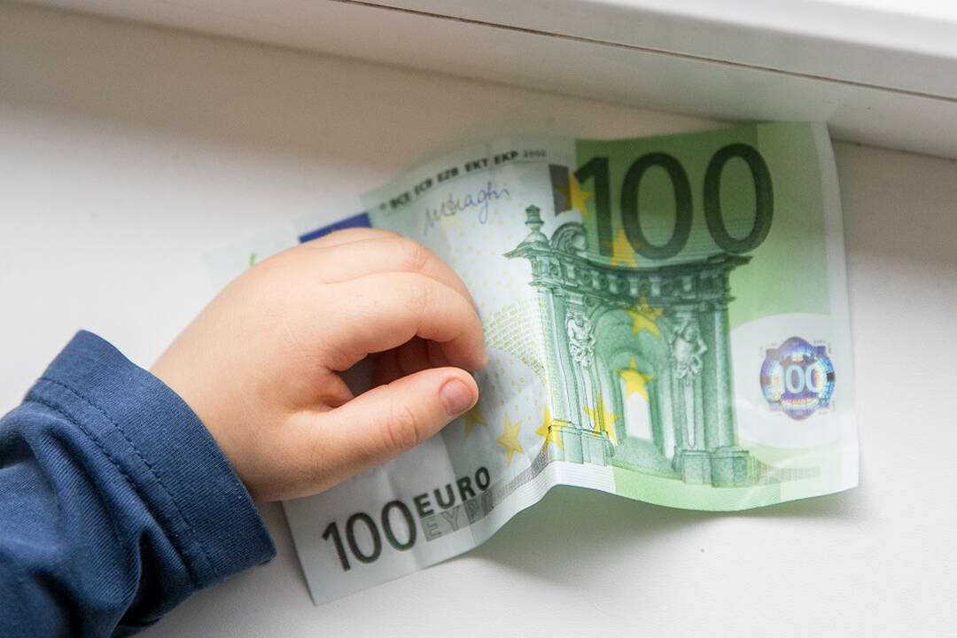 Siūlo didinti vaikų išlaikymo išmoką