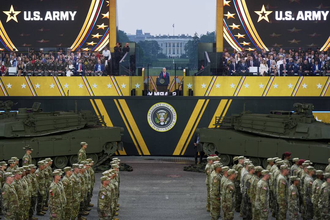 Trumpas siunčia karius į JAV sostinę, svarsto tą patį daryti ir kituose miestuose