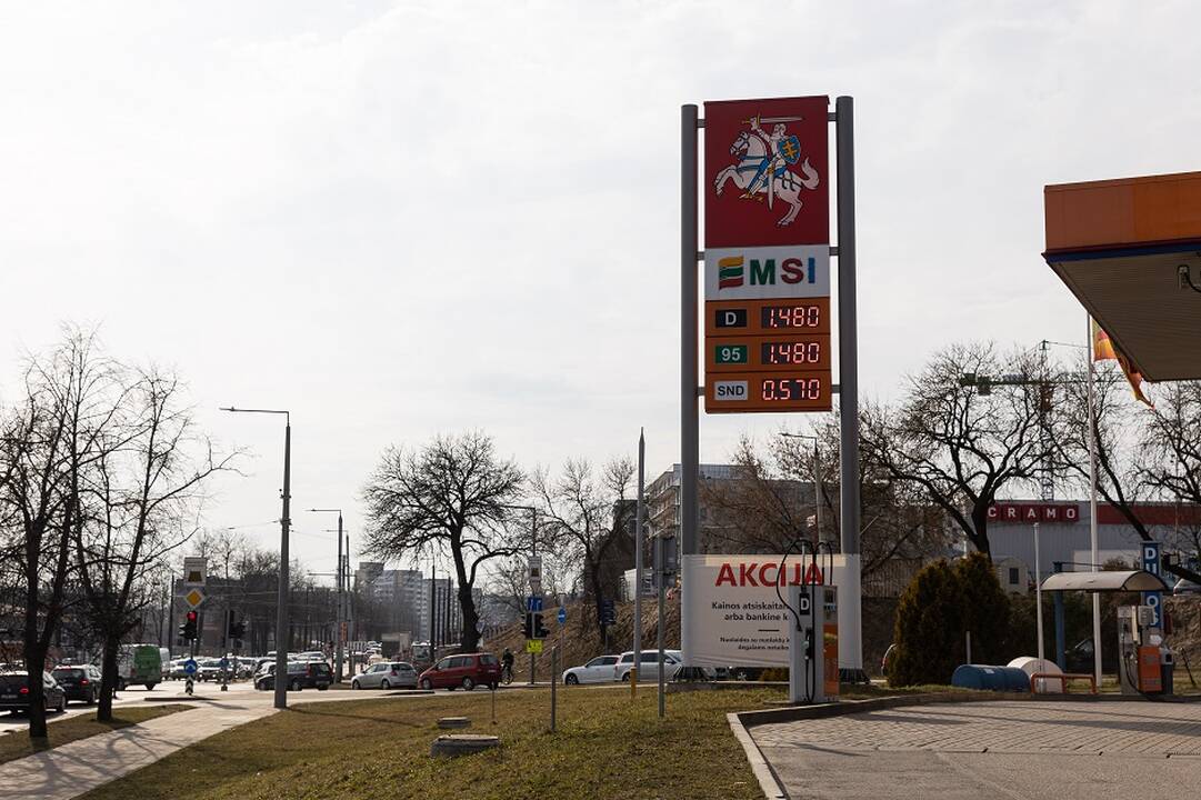 Konkurencijos taryba informavo „Emsi“ apie galimą pažeidimą: nepranešusi įsigijo degalinių?