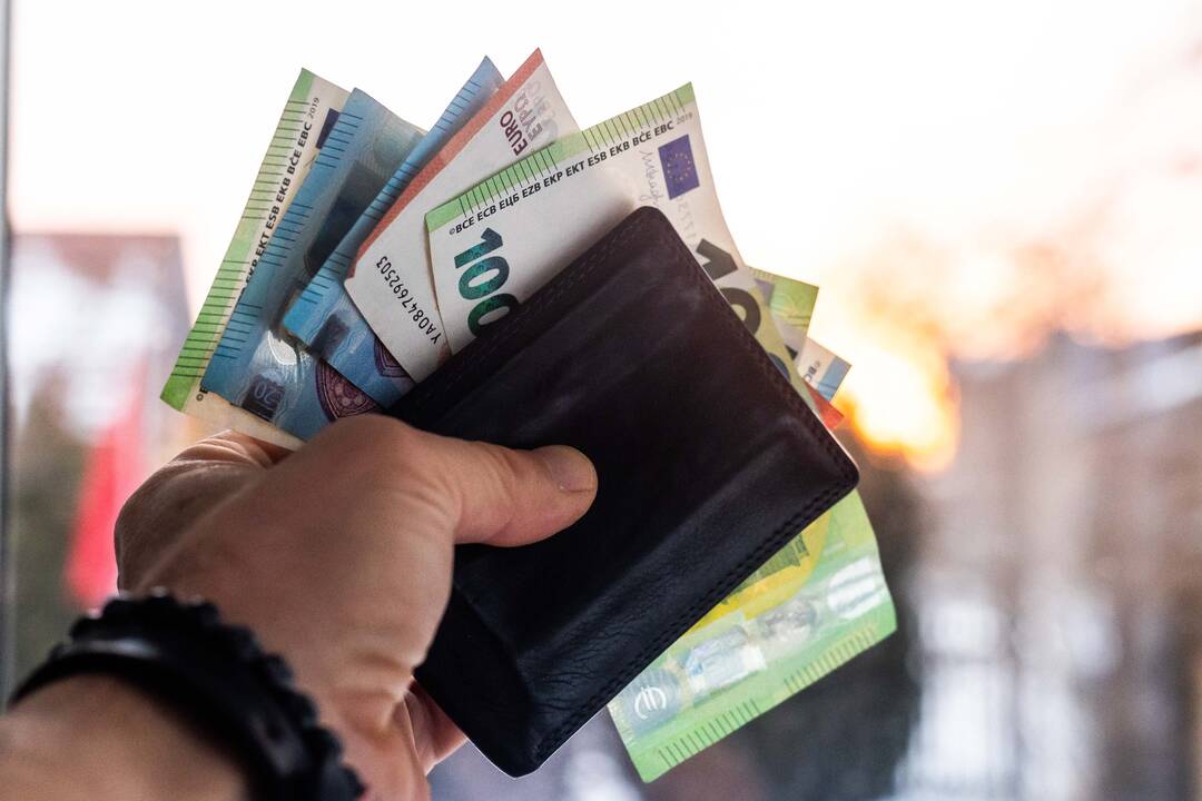 Kokius darbus dirbantiems labiausiai auga alga?