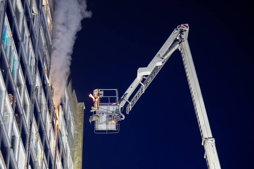 Kauno ugniagesiai naktį skubėjo gelbėti moters: į butą pakilo keltuvu 