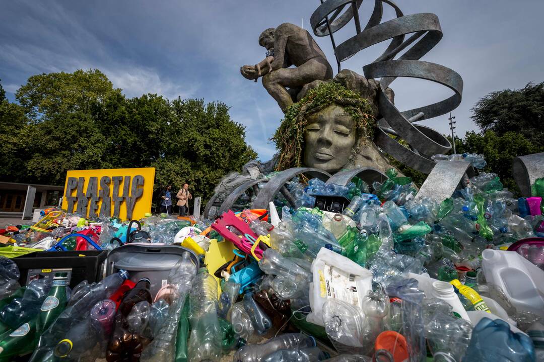 Plastiko atliekose simboliškai skandinama Rodeno skulptūra „Mąstytojas“ prie JT būstinės