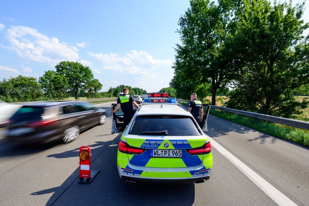 Mirtinai girto vyro vairuojamas automobilis greitkeliu skriejo 220 km/val greičiu
