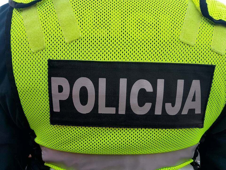 Sostinėje neblaivi moteris sužalojo policijos pareigūną