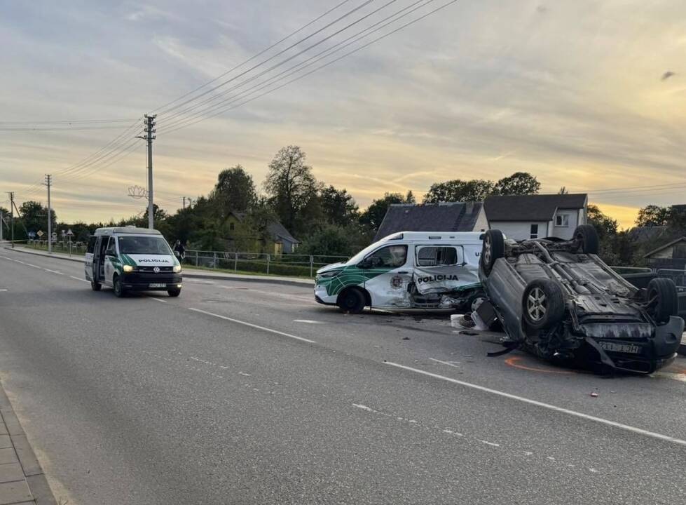 Ignalinoje pareigūnų reikalavimui sustoti nepaklusęs vairuotojas susidūrė su policijos automobiliu