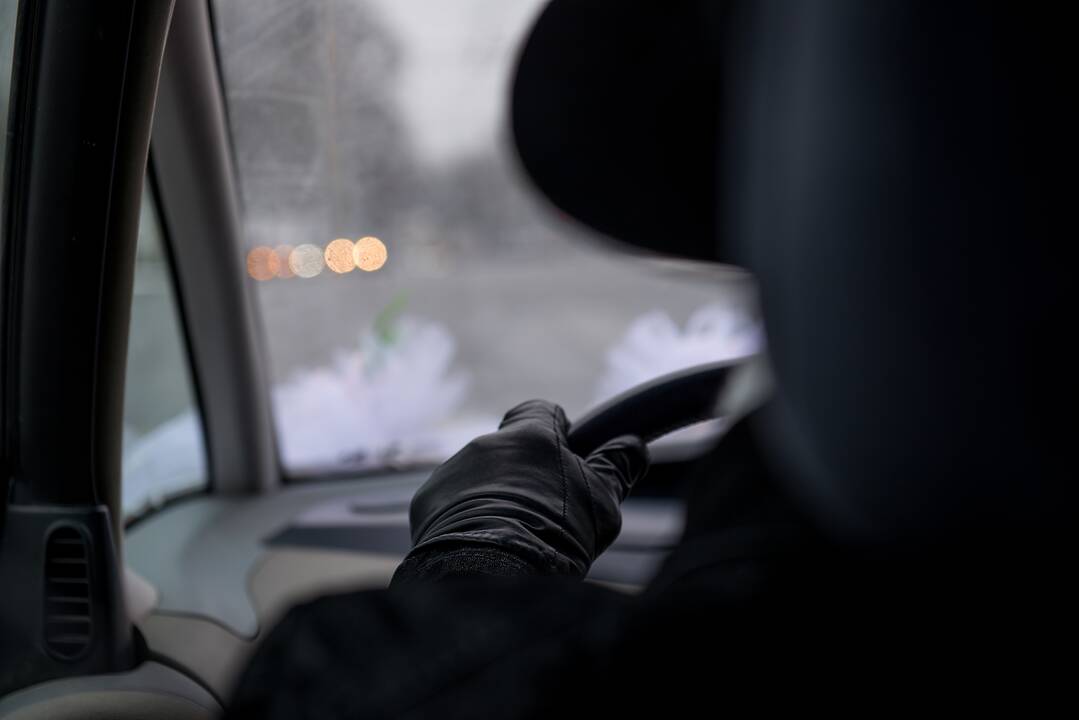 Išpuolis sostinėje: užkirtę kelią automobiliu plėšikai iš vyro pagrobė telefoną