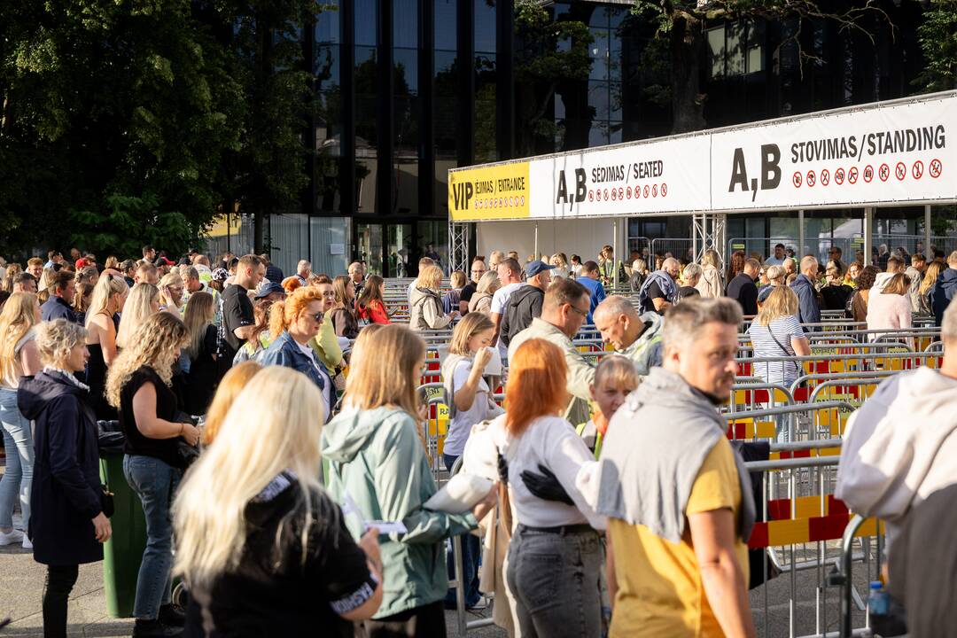 Žmonės renkasi į Robbie Williams koncertą