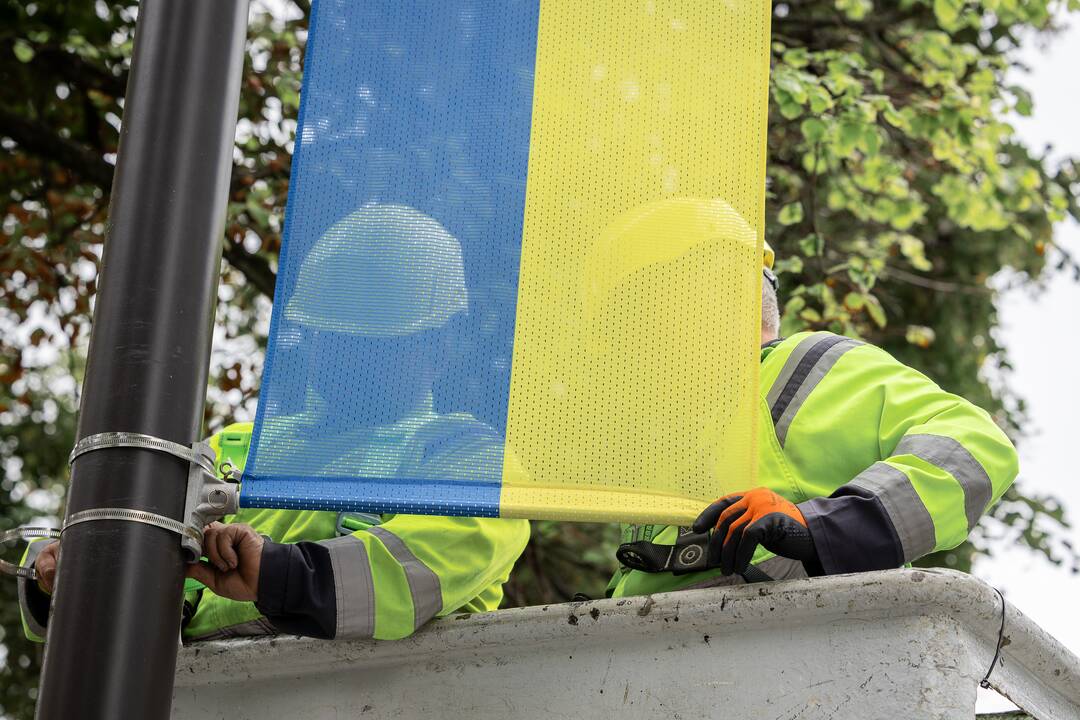 Laisvės alėjoje kabinamos Lietuvos ir Ukrainos vėliavos