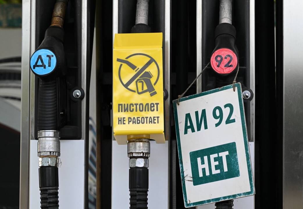 Ukrainai smogus naftos perdirbimo gamykloms, Rusijoje smarkiai pabrango degalai