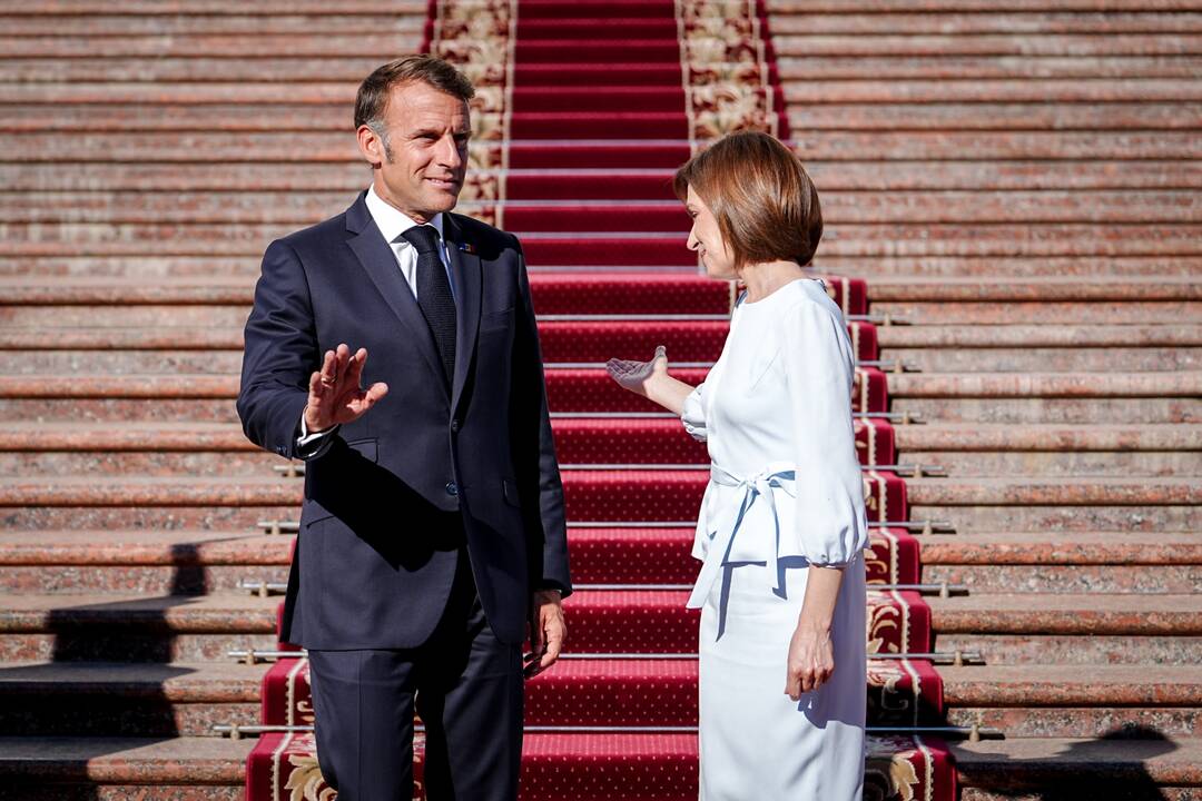 Emmanuelis Macronas deklaravo ryžtingą paramą Moldovai ir pasmerkė Rusijos skleidžiamus melus