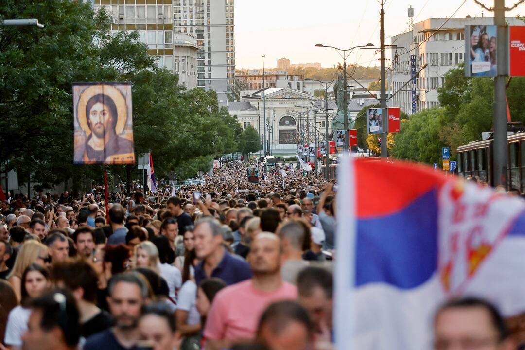 Serbijoje per skirtingų stovyklų protestuotojų susirėmimus sužeisti dešimtys žmonių