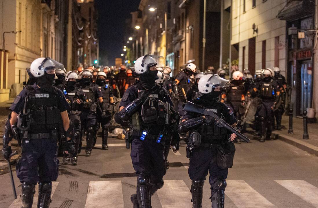 Serbijos prezidentas žada griežtą atsaką po kelias dienas trunkančių neramumų